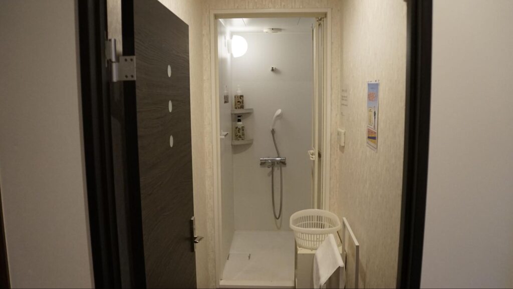 WILLER EXPRESS株式会社の東京営業所にある「新木場BASE」の宿泊棟にあるシャワー室