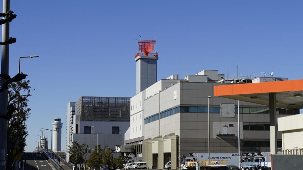羽田空港の80NM以内の航空機を探知する空港監視レーダー（Airport Surveillance Radar，略記：ASR）が設置されている建物