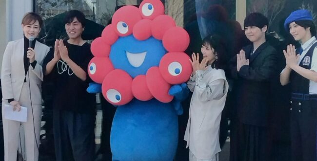 トークショーの様子｜左から河森正治さん、ミャクミャク、東山奈央さん、梶裕貴さん、七海ひろきさん