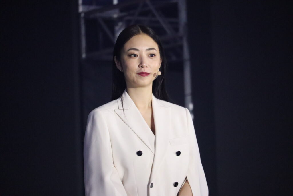 凛とした表情のMEGUMI氏