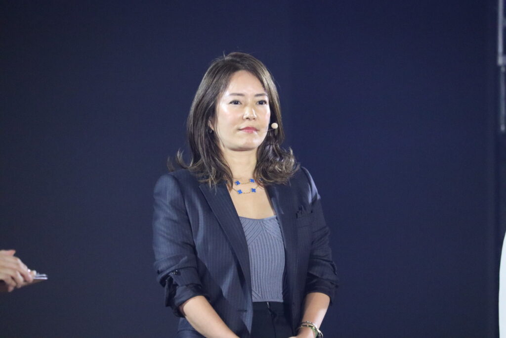 堂々とした様子の河村真木子氏