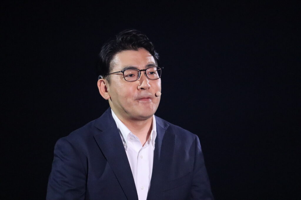 神田滋宣氏の話に耳を傾ける小林大起氏