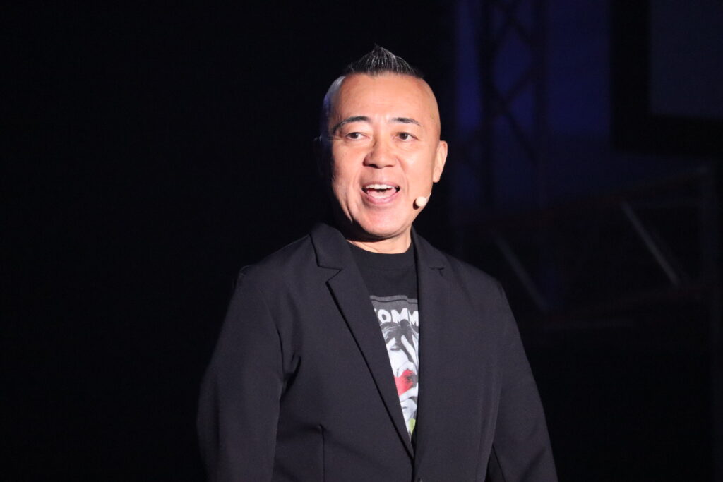 笑顔で登場したゴルゴ松本氏