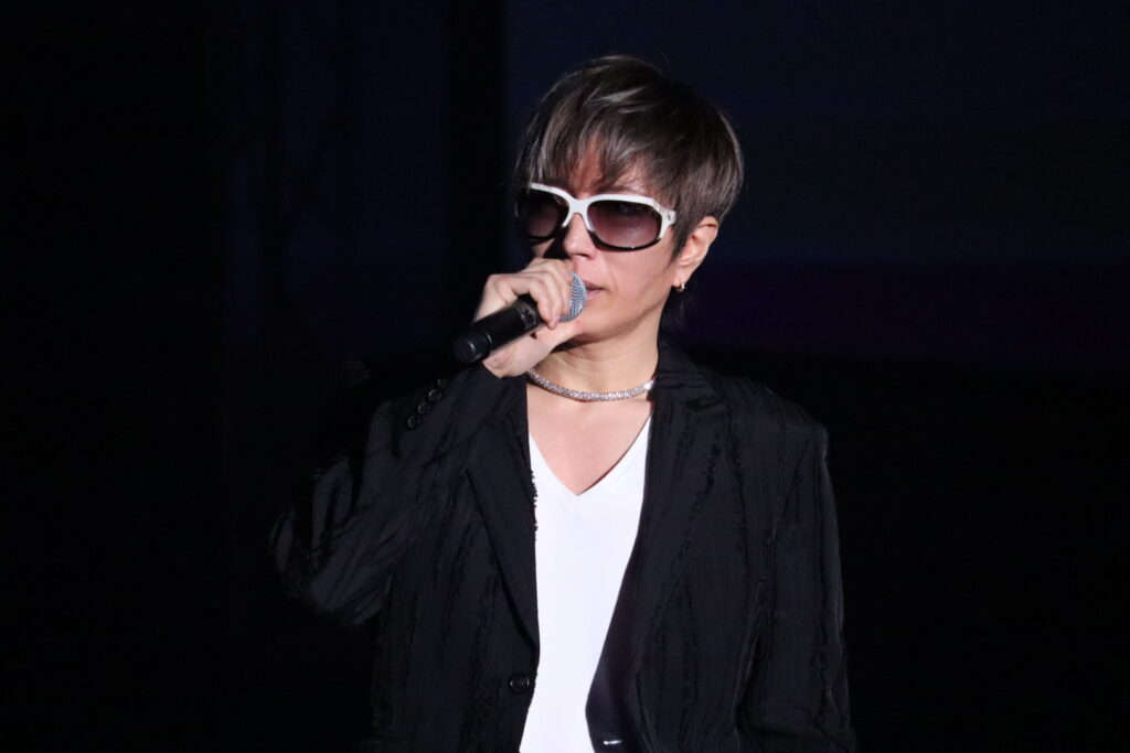 落ち着いた口調で話すGACKT氏