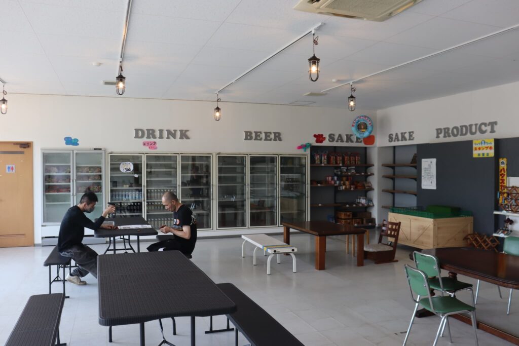 広い机や椅子が置かれて休める場所になっている