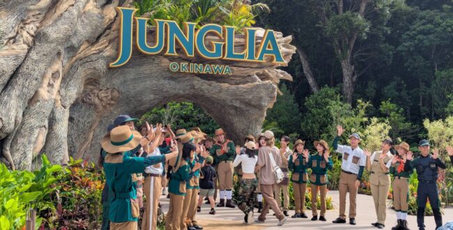 2025年7月25日にグランドオープンしたジャングリア沖縄のスタッフに出迎えられて入場するお客さん