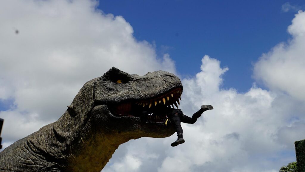2025年に開業したテーマパーク「ジャングリア沖縄」のアトラクション「DINOSAUR SAFARI（ダイナソーサファリ）」で人を食べるT-REX