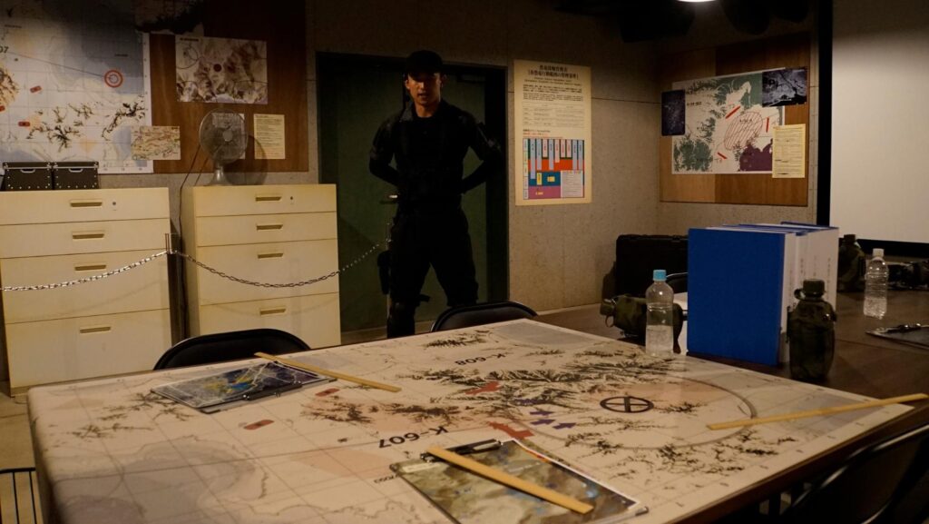 2025年に開業したテーマパーク「ジャングリア沖縄」のアトラクション「DINOSAUR SAFARI（ダイナソーサファリ）」の施設内部 (1)