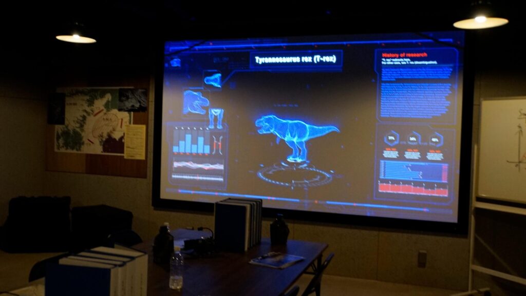 2025年に開業したテーマパーク「ジャングリア沖縄」のアトラクション「DINOSAUR SAFARI（ダイナソーサファリ）」の施設内部 (2)