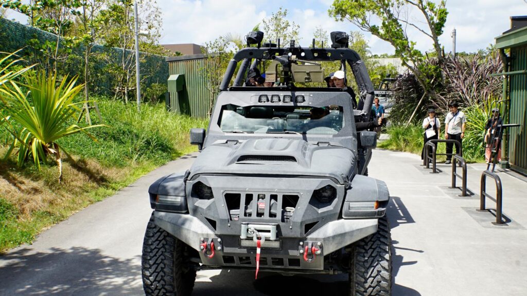 2025年に開業したテーマパーク「ジャングリア沖縄」のアトラクション「DINOSAUR SAFARI（ダイナソーサファリ）」でサファリ体験で乗る大型ジープ