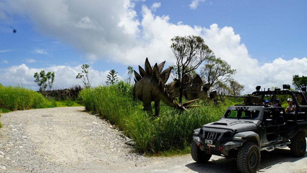 2025年に開業したテーマパーク「ジャングリア沖縄」のアトラクション「DINOSAUR SAFARI（ダイナソーサファリ）」のサファリ体験で見られるステゴサウルス