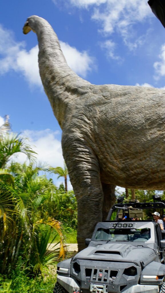 2025年に開業したテーマパーク「ジャングリア沖縄」のアトラクション「DINOSAUR SAFARI（ダイナソーサファリ）」のサファリ体験で見られる20m級のブラキオサウルス