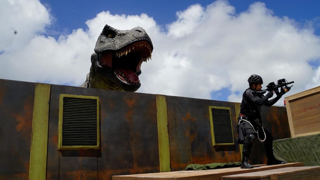 2025年に開業したテーマパーク「ジャングリア沖縄」のアトラクション「DINOSAUR SAFARI（ダイナソーサファリ）」に現れたT-REX