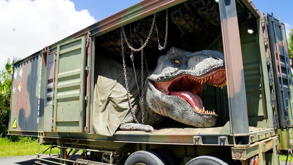 2025年に開業したテーマパーク「ジャングリア沖縄」のアトラクション「DINOSAUR SAFARI（ダイナソーサファリ）」で捕獲されたT-REX