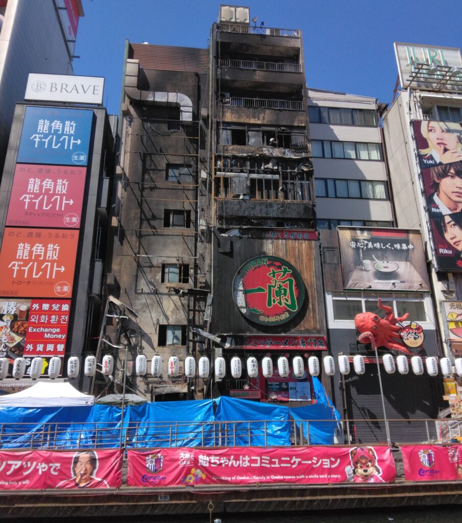 18日午前に大阪・道頓堀で火災が発生したビル(正面)