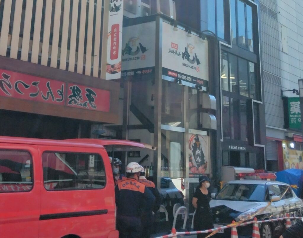 18日午前に大阪・道頓堀で火災が発生したビル(入口)