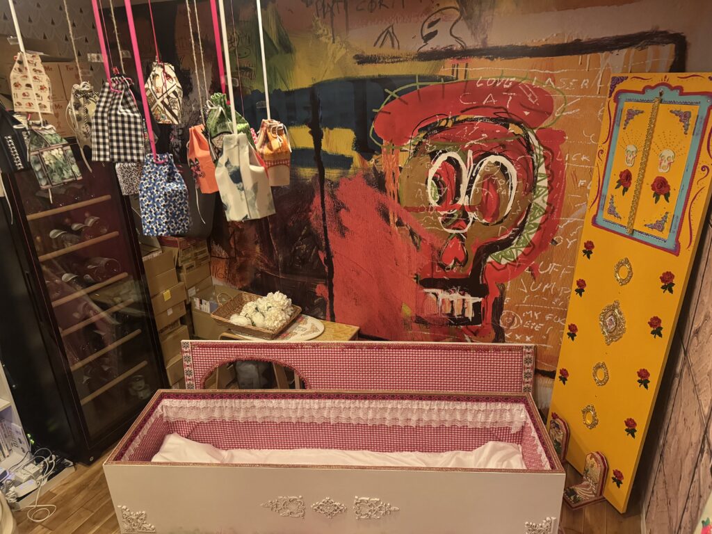 店内では入棺体験も…