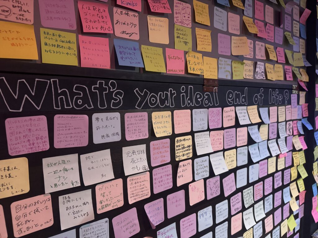 店内に張られた無数の付箋 それぞれの理想の人生の最後がしたためられている