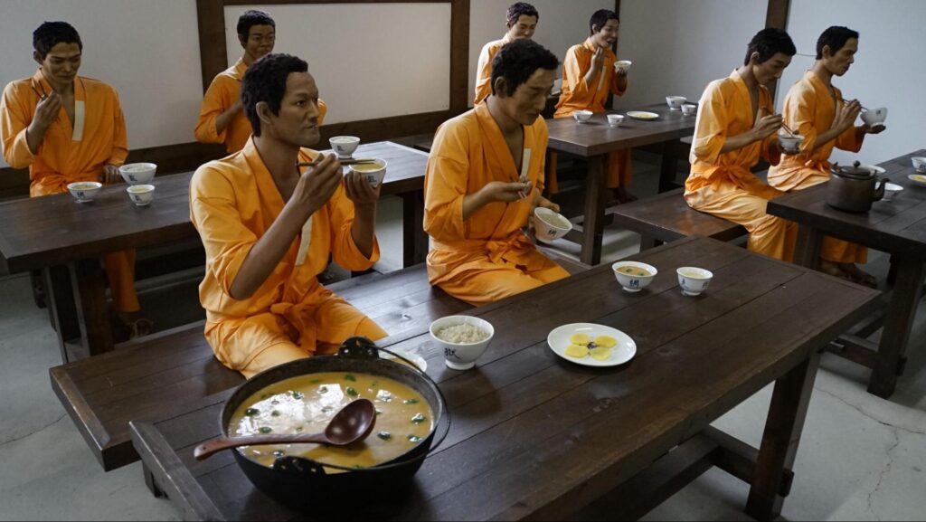 受刑者が食事をしている様子
