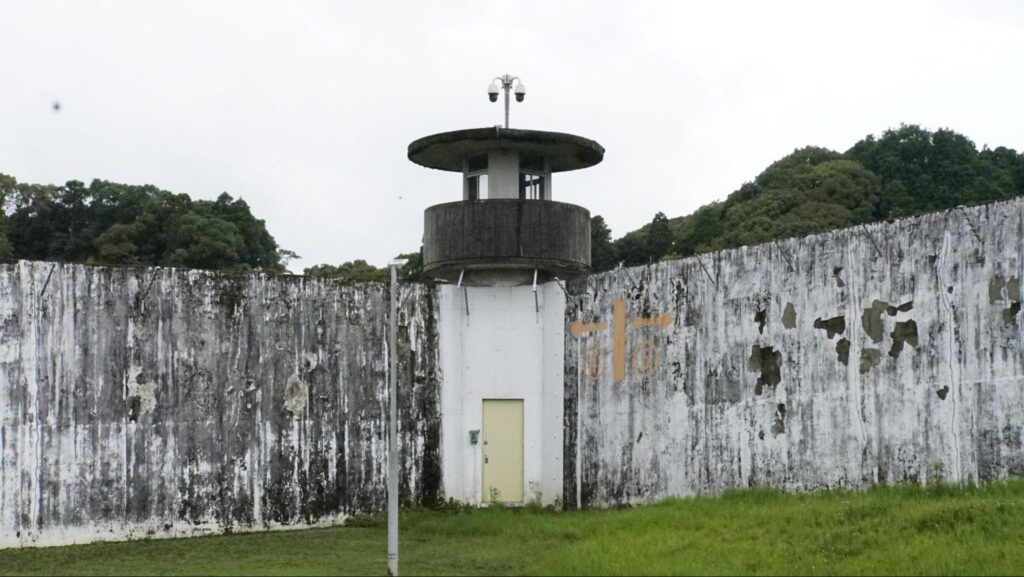 今となっては珍しい刑務所の塀に立つ高見台