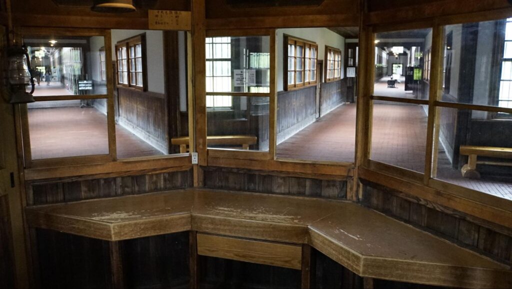 舎房内にある中央見張所の中からの眺め