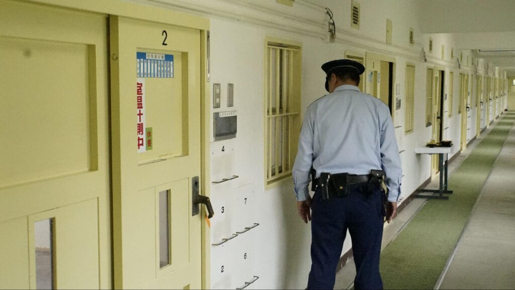 刑務所内を巡回する刑務官