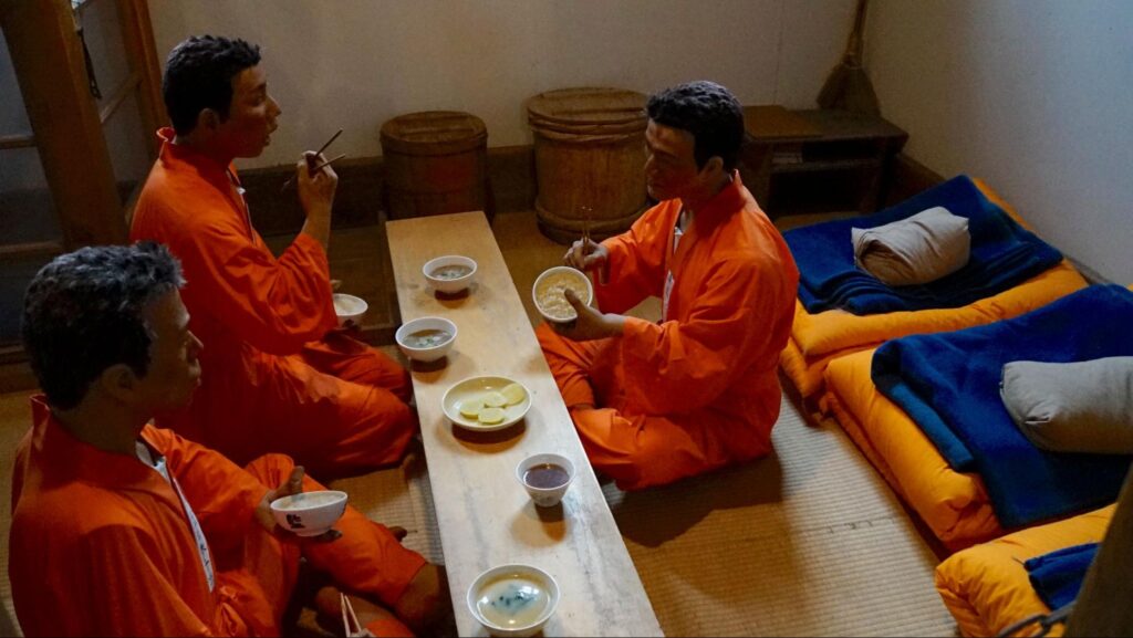 共同室で食事をしている受刑者の様子