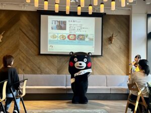 「食のみやこ熊本 まるごとフェア」をアピールするくまモン(1)