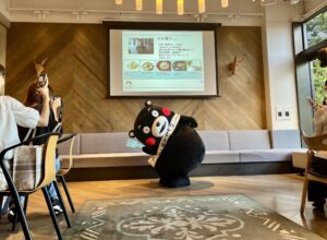 「食のみやこ熊本 まるごとフェア」をアピールするくまモン(2)