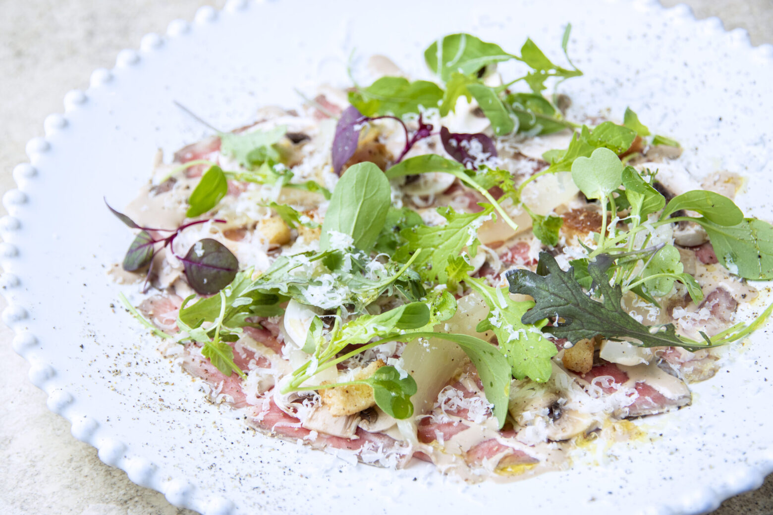 あか牛ローストビーフの冷製カルパッチョ マッシュルームのサラダ仕立て