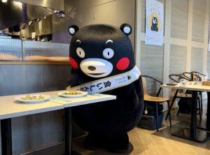 取材対応をするくまモン