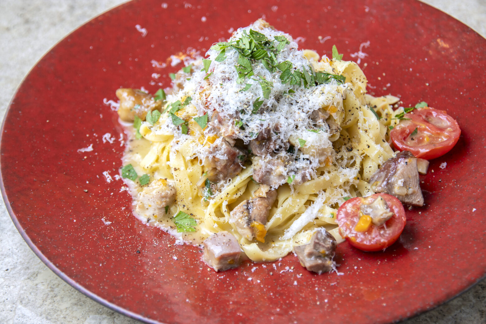 天草大王（地鶏）のラグービアンコ タリアテッレ