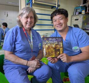 ラオスの病院スタッフとチャイルド・ライフ・セラピスト（遊びの専門家）のKongmeng