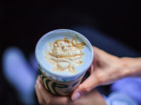 米スターバックスが大規模リストラ実施、数百店舗閉鎖へ