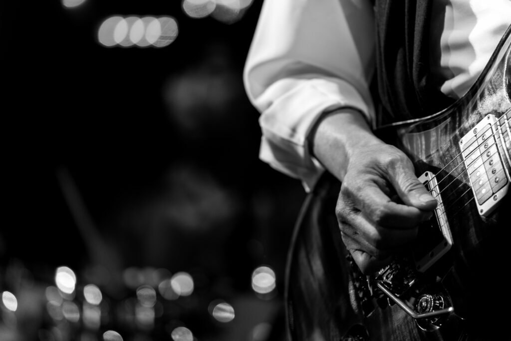 人気ロックバンド・T-BOLANのベーシスト上野博文氏（60）がステージ4の肺がんと診断されたことが9月6日、バンドの公式サイトを通じて発表されました。この発表は芸能界に大きな衝撃を与え、多くのファンから応援メッセージが寄せられています。