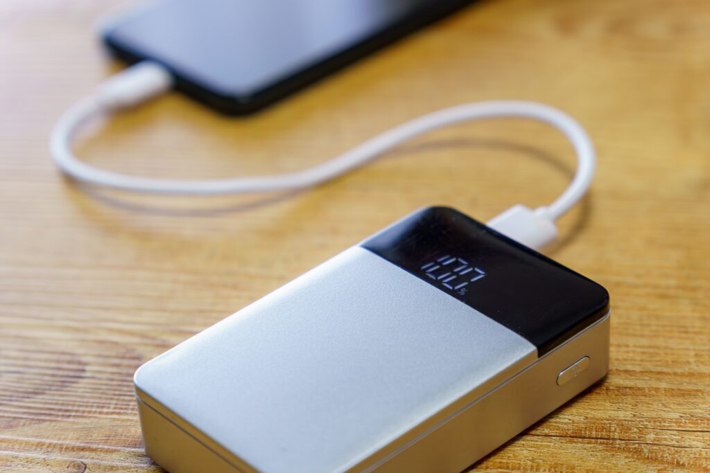 モバイルバッテリー発火事故が深刻化 相次ぐリコールで浮き彫りになる安全性の課題