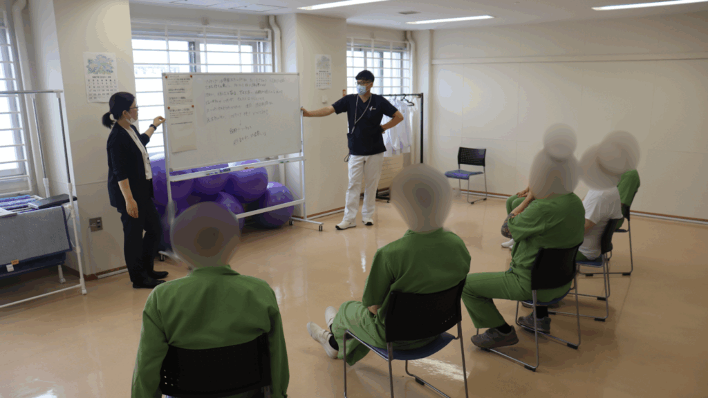 精神障害受刑者処遇・社会復帰支援モデル事業「札幌刑務所精神科リカバリーユニット(略称「PRUS」プラス/愛称「IPPO」いっぽ」)」で行われている受刑者のグループワーク