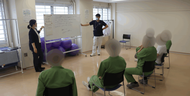 精神障害受刑者処遇・社会復帰支援モデル事業「札幌刑務所精神科リカバリーユニット（略称「PRUS」プラス/愛称「IPPO」いっぽ」)」で行われている受刑者のグループワーク