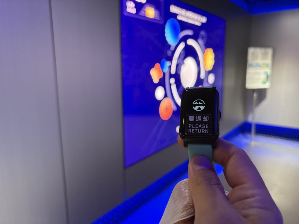 予約不要で入れるTECH WORLDで入場後に配布されるスマートウォッチ型のデバイス