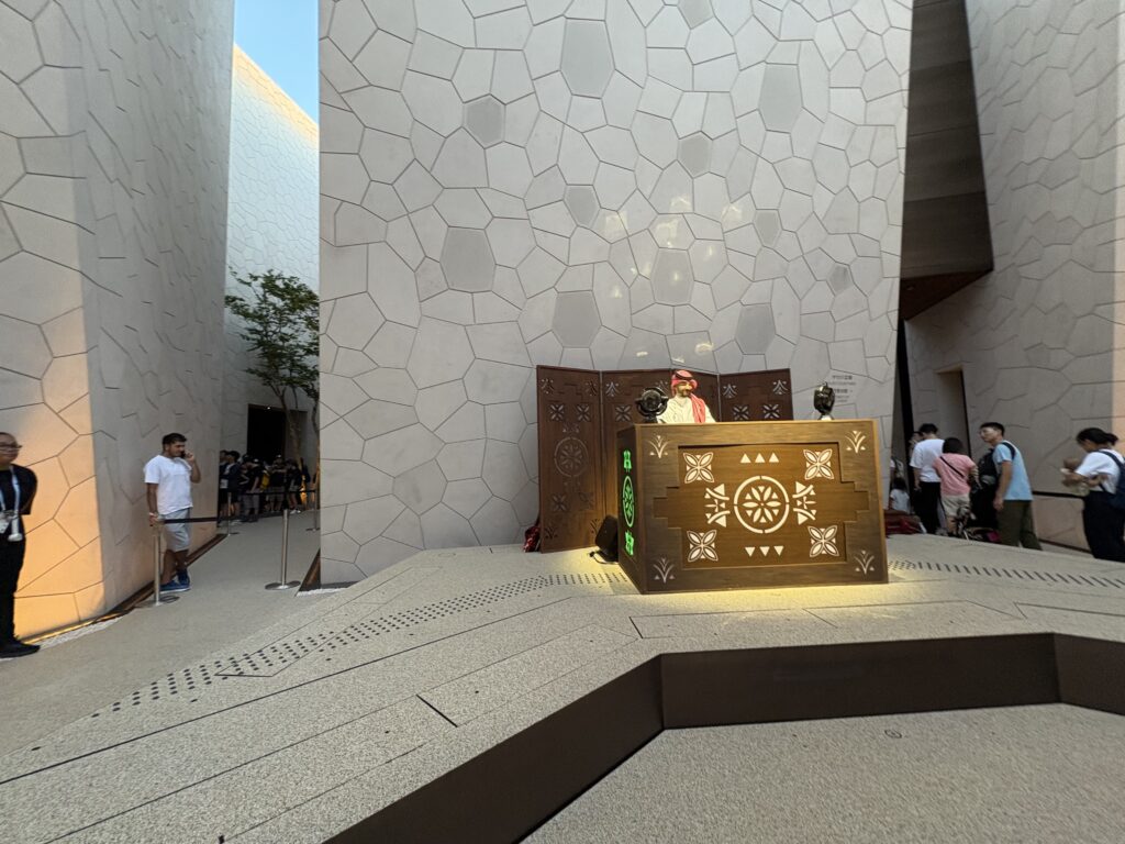 予約不要で入れるサウジアラビアパビリオンの「サウジ広場」で行われているDJパフォーマンス