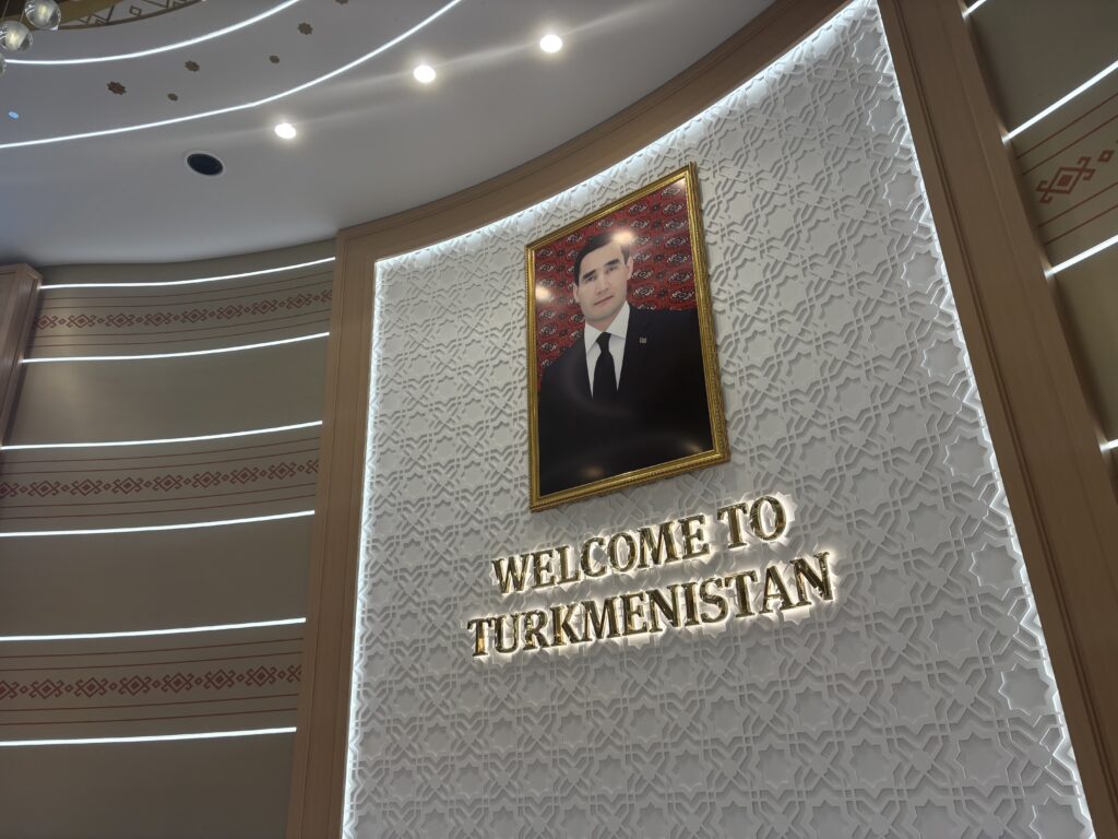 予約不要で入れるトルクメニスタンパビリオンの現職大統領セルダル・ベルディムハメドフ氏の肖像画