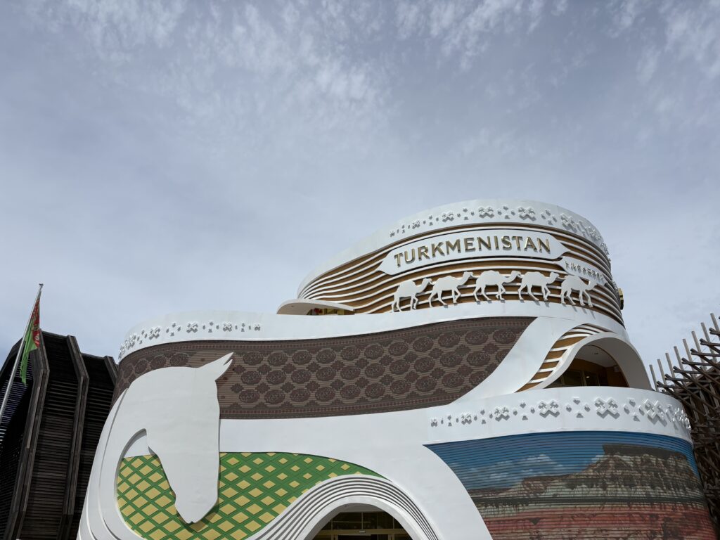 予約不要で入れるトルクメニスタンパビリオンの外観