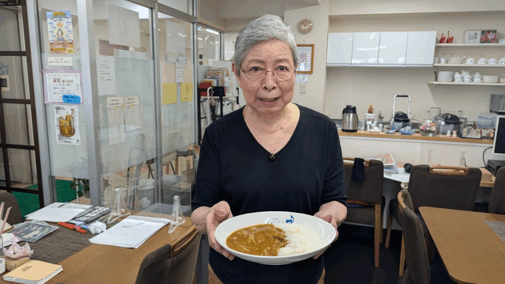 「更生カレー」を手にする中澤照子さん