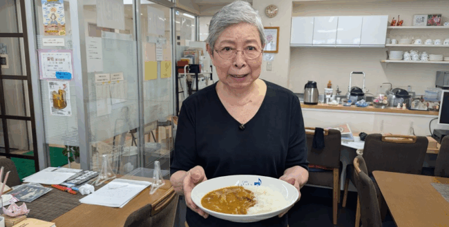 「更生カレー」を手にする中澤照子さん