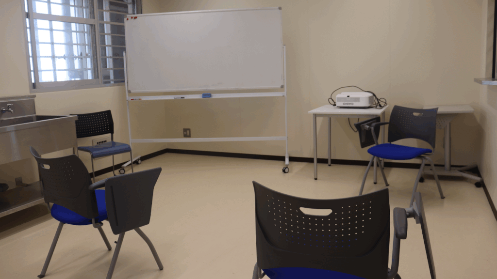 多目的室。ここでグループワークをして受刑者同士で話し合う。