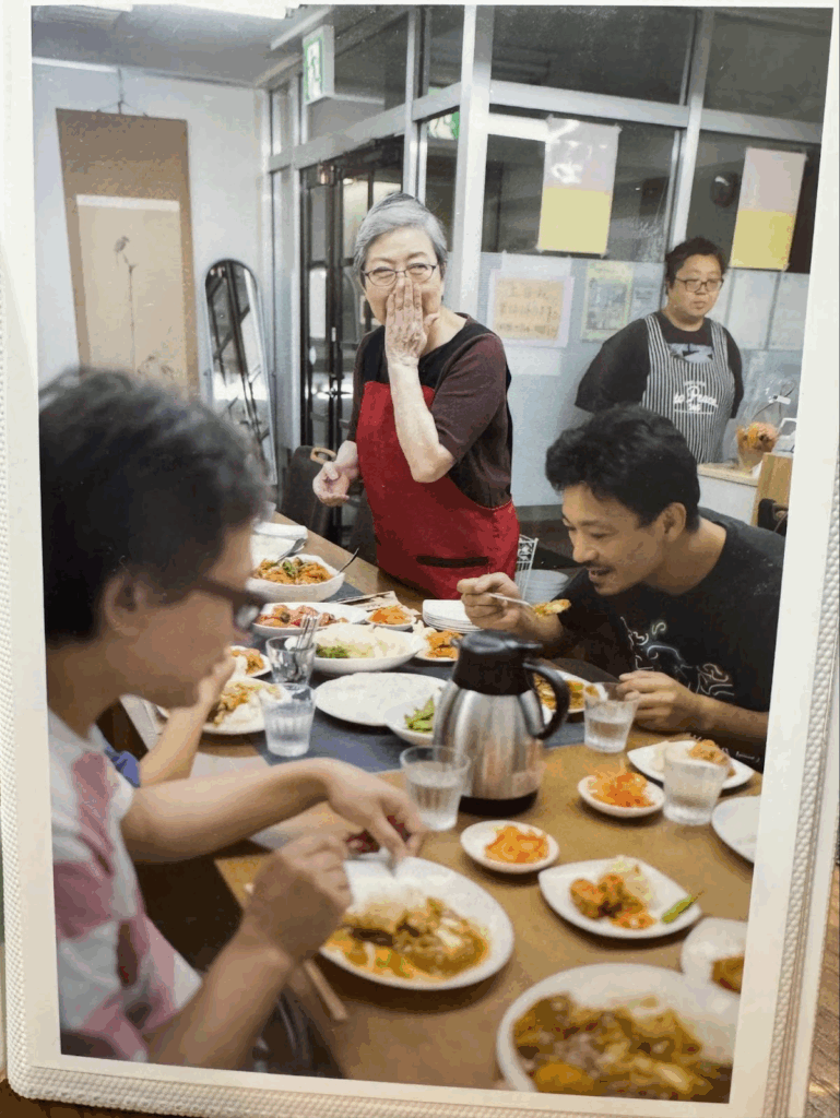 「更生カレー」を振舞う中澤さん
