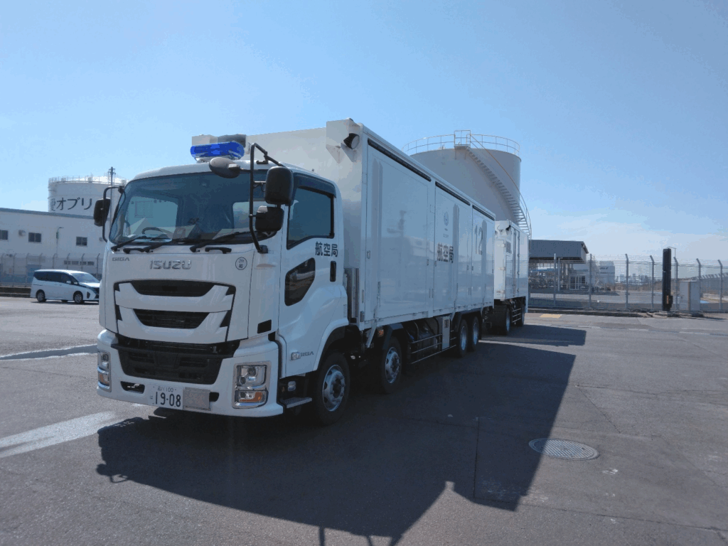 白い医療搬送用トレーラー。事故現場での救護活動や搬送に使用される。