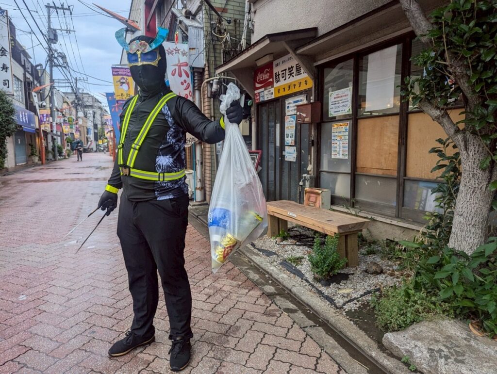 ゴミを拾うスミレンジャーZ