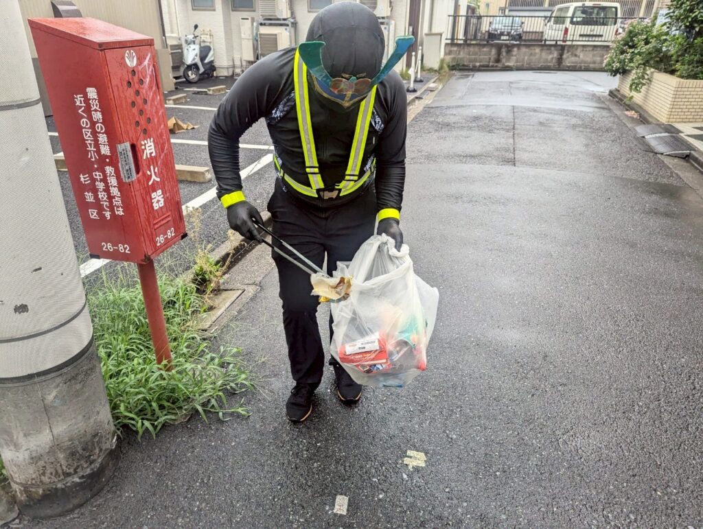 ゴミを拾っているスミレンジャーZ