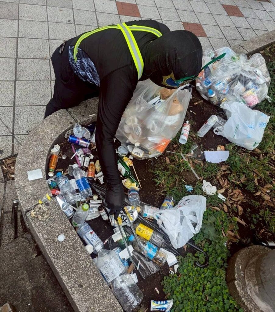 ゴミを集めるスミレンジャーZ